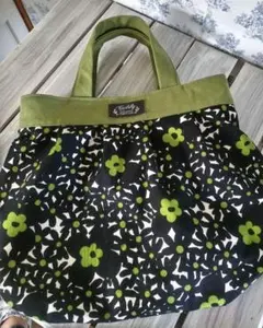 ハンドメイドの花柄グラニーバッグ