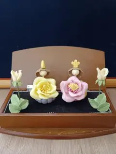 雛人形と花飾り　台付き　樹脂粘土製作品
