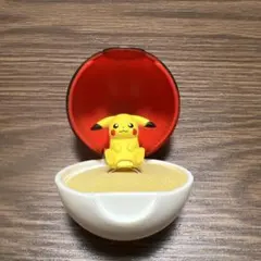 ピカチュウ指輪　カプセルトイ キーホルダー