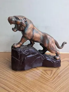 鋳物製 吉兆 虎の置物 金色と黒 約15cm - メルカリ