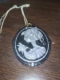 黒いペンダント カメオ風ペンダント