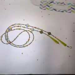 薄い色合いのラリエット