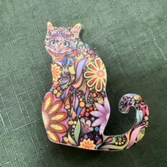 カラフルな猫型ブローチ