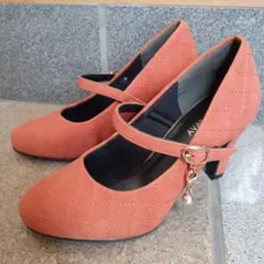 AVAIL MODE オレンジ キルティング ヒール　チャーム付き　パンプス