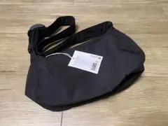 COS クロスボディーサイドバッグ