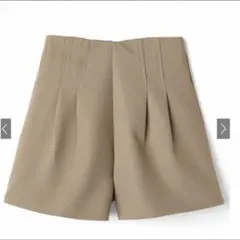 タックショートパンツ