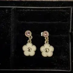MARY QUANT ピアス ホワイト×ゴールド