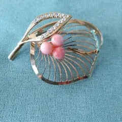 深海珊瑚と金メッキのブローチ