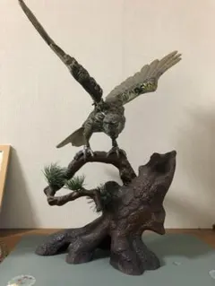 金属製　鷹の置物 錫 置物 鷹 黒漆加工 台付 [No.506A-1]｜薩摩錫器工芸館