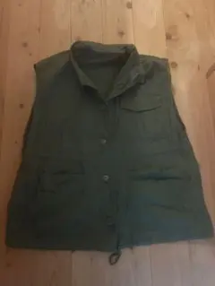 オリーブグリーン ボタン付きベスト