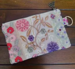インド刺繍リボンカラビナとチャーム付きちょっと大きめポーチ16×10cm