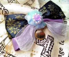 ゴールドカラーの二枚貝とパール風ビーズのリボンバレッタ