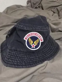 AVIREXエンブレム付きダークグレーバケットハット