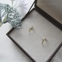 【新品未使用品/ESTELLE】ツイストピアス/チタンフープピアス/ゴールド