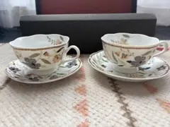 花柄ティーカップ2個セットと小皿２枚スプーンなども。