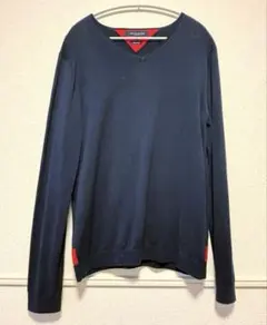ネイビー Vネックニット 赤いアクセント