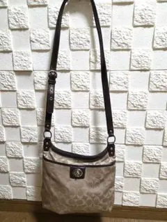 COACH「コーチ」ショルダーバッグシグネチャーベージュ斜め掛けF19259