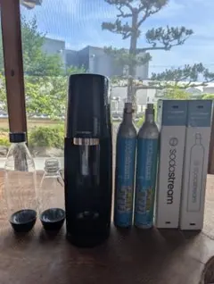 SodaStream 炭酸水メーカー 本体 専用ボトル2本付きガスシリンダー付き