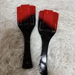 빨간색과 검은 색 그라데이션 나루코 나무