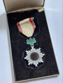 勲六等単光旭日章 共箱つき Yahoo!オークション -「勲六等単光旭日章」の落札相場・落札価格