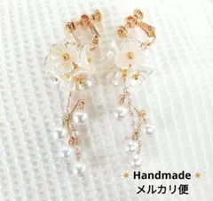 815.お花イヤリング✾送料込み✾匿名配送✾揺れるホワイトフラワーパールゴールド