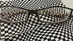 less than human チェッカーパターン グラス