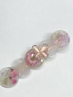 【N.685】ハンドメイドヘアクリップ　蝶　マトリカリア　スワロフスキー