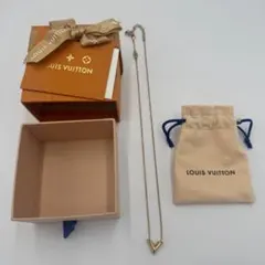 LOUIS VUITTON ネックレス エセンシャルV ゴールドのサムネイル