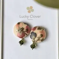 ＊苔色のチェコビーズ付き＊インド刺繍リボンくるみボタンイヤリング