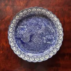 青い花柄の装飾皿
