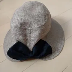 リボン付きベージュと黒の帽子　日除け