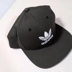 adidas カーキ キャップ