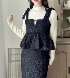 Meiru 肩リボンジャガードペプラムキャミワンピース