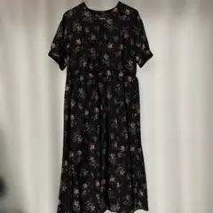 花柄，黒，ワンピース，半袖