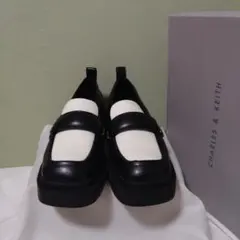 CHARLES & KEITH ブラック メタリックアクセント ローファー - メルカリ