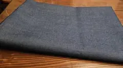 ダークブルー デニム生地 93cmx190cm、両端に端切れあり