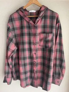 フード付きピンク黒チェックシャツ