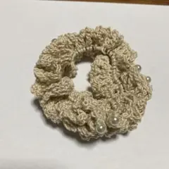 ベージュ フリルシュシュ ビーズ付き