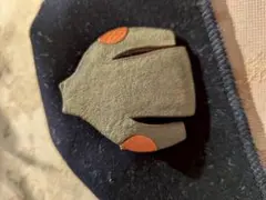 本革セーター型ブローチ オリーブグリーン