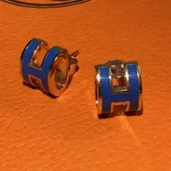 Hモチーフ ピアス ネイビー 青 ゴールド 小ぶり 上品 新品 未使用