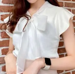 リボン付きホワイトノースリーブトップス/ボウタイニット