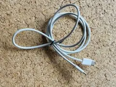 A）USB Type-C to USB Type-C ケーブル 1m　ホワイト