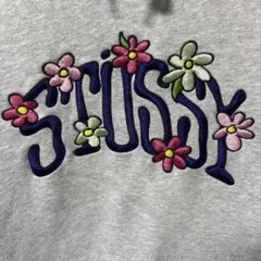 美品☆希少サイズ☆ステューシー 刺繍ロゴ 花柄 アーチロゴ パーカー XL STUSSY ステューシー パーカーXL 花 フラワープリント レア 希少