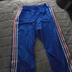 adidasナイロントラックパンツトリコロールカラー