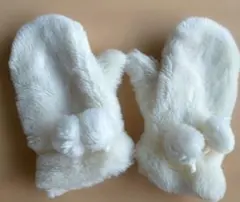 ふわふわの雪のような ポンポン付きミトン