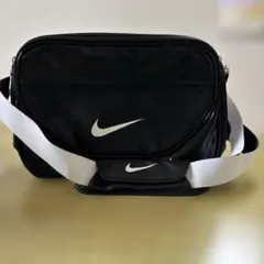 Nike ブラック エナメルショルダーバッグ