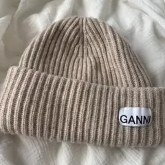 GANNI ベージュ ニット帽のサムネイル