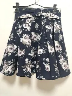 【新品タグ付き】INGNI（イング）Mサイズ　花柄 フレアミニスカート ネイビーのサムネイル