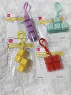DAISO カラーブロックキーホルダー 4色セット カチカチ キーボードのサムネイル