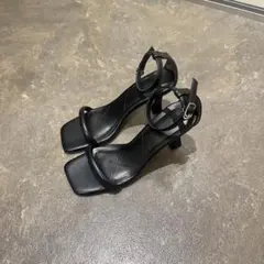 スクエアトゥアンクルストラップパデッドサンダル